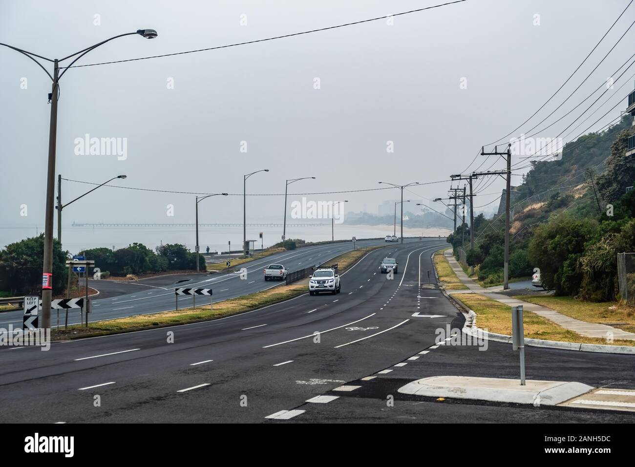 Opacità del fumo da bushfires copre sobborghi di Melbourne - vetture la guida in condizioni di scarsa visibilità Foto Stock