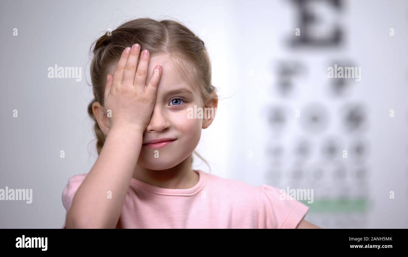 Bambino ragazza occhio di chiusura, che mostra dimensioni o segno dal grafico oculare, Vision Diagnostics Foto Stock