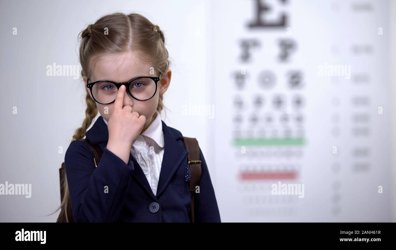 Adorabili schoolgirl occhiali di regolazione, occhio alla prevenzione delle malattie, diagnostica Foto Stock