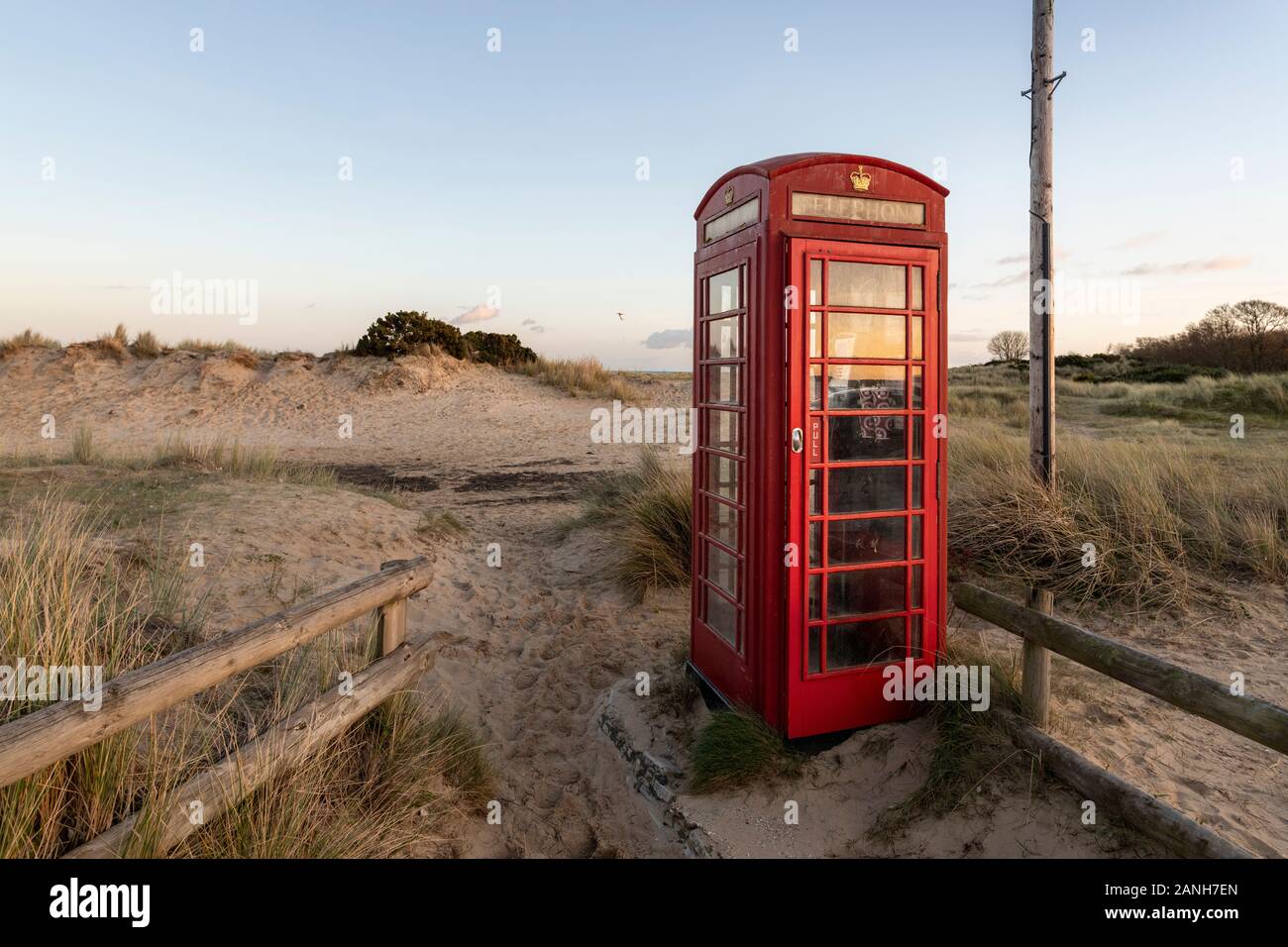 Telefono British Red Box sulla spiaggia al tramonto Foto Stock