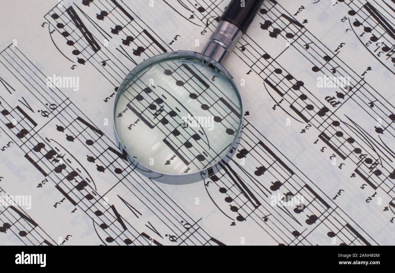 La notazione musicale con una lente di ingrandimento Foto Stock