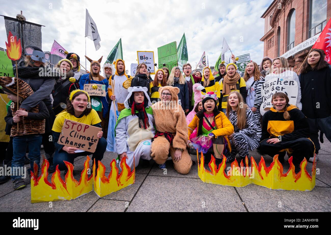 Mainz, Germania. Xvii gen, 2020. Demo i partecipanti si sono riuniti con costumi colorati sulla Gutenbergplatz. Il venerdì per il futuro la Germania ha chiamato per tutto il territorio nazionale su larga scala di dimostrazione nel capitale della Renania Palatinato. Credito: Andreas Arnold/dpa/Alamy Live News Foto Stock