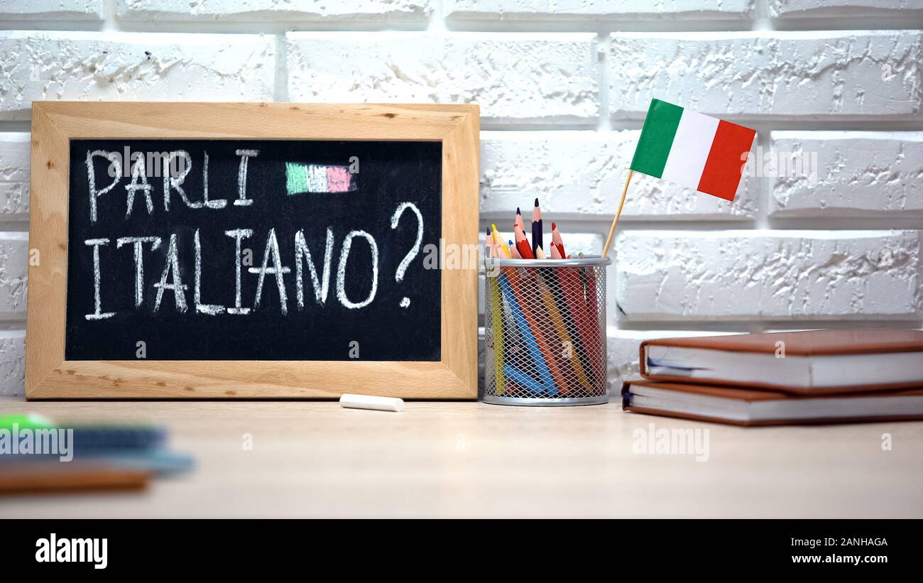 Non si parla italiano scritto sul bordo, bandiera internazionale nella casella, lingua Foto Stock