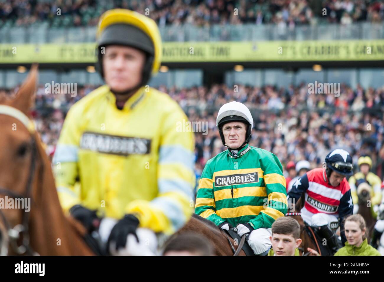 Tony AP McCoy doppio di equitazione sette all'inizio del 2014 Grand National a Eglinton, Liverpool, Regno Unito. Foto Stock