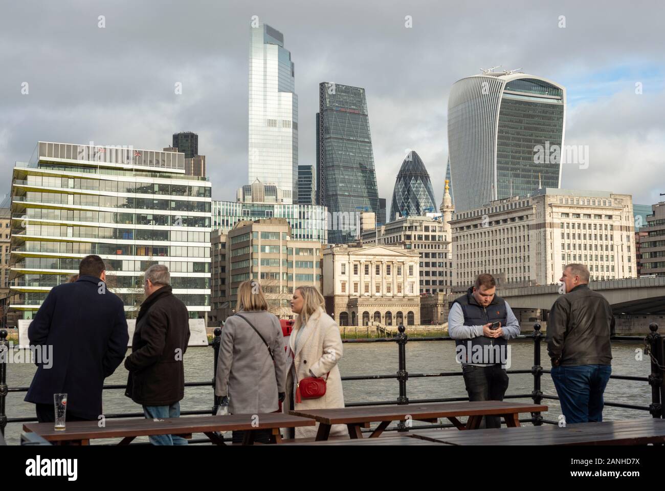 La città di Londra come visto da Pickfords Wharf e turisti in South Bank, Londra, Regno Unito, Europa a partire dal 2020 Foto Stock