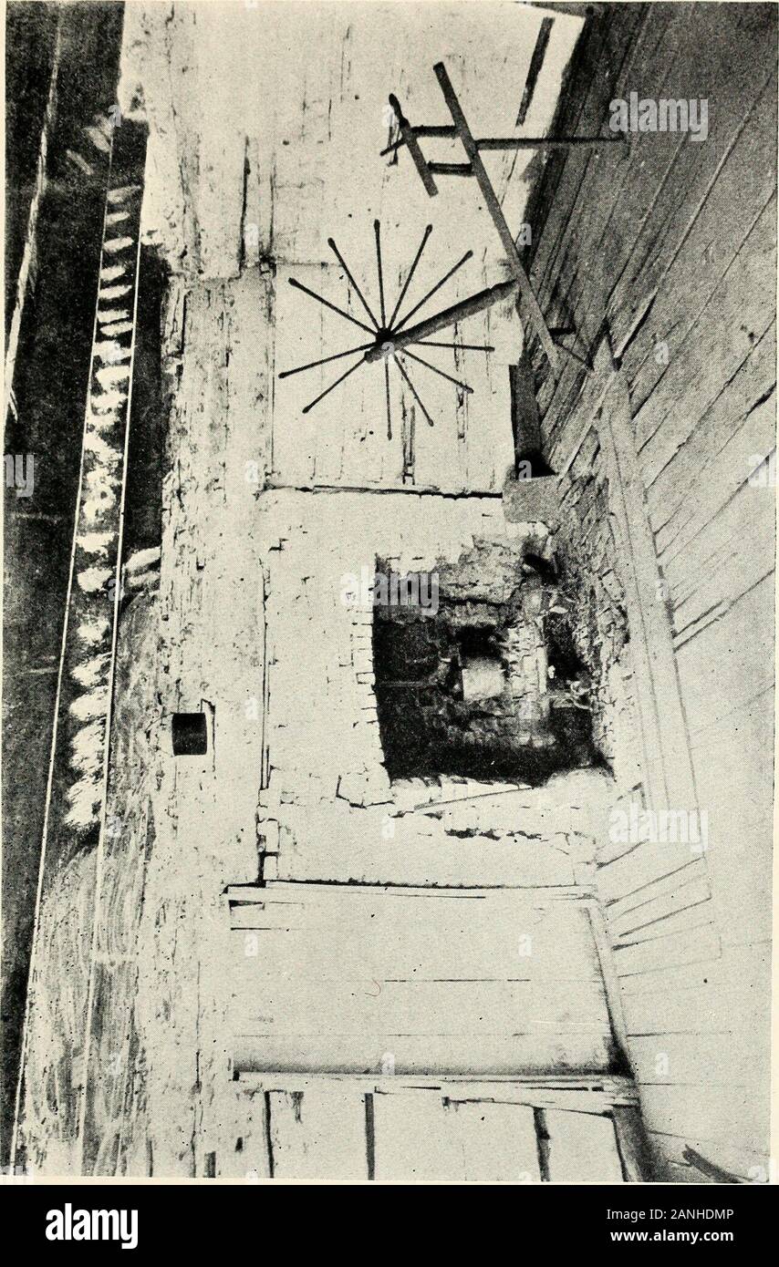 Opere complete di Abraham Lincoln . le tombe di bassa collina come alle spalle MatterhornThat fuori del cielo. E così egli è venuto.dalla cabina della prateria fino al Campidoglio,una fiera led ideale il nostro capotribù su.per sempre ha bruciato per fare il suo deedWith il fine corsa e gesto di un re.Egli ha costruito la rampa pila come egli ha costruito lo stato,versando il suo splendido forza attraverso ogni colpo,la coscienza di lui il test ogni corsa,per rendere la sua azione la misura di un uomo. Così è venuto il capitano con il mighty heart;e quando la fase di terremoto ha scosso la casa,inchiavettatura puntoni da loro antica attesa,ha tenuto la ridgepole Foto Stock