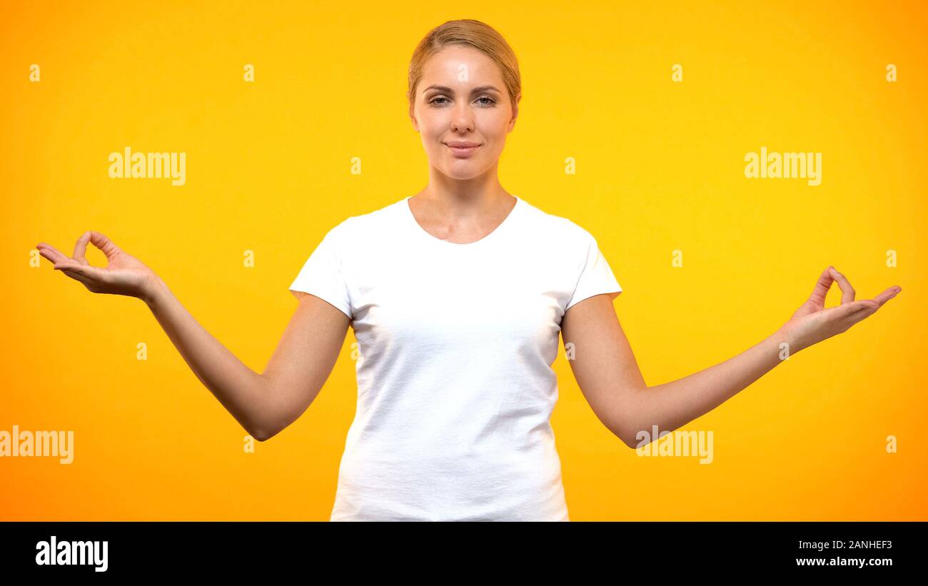 La donna caucasica in t-shirt bianca con la pratica dello yoga, le tecniche di rilassamento, armonia Foto Stock