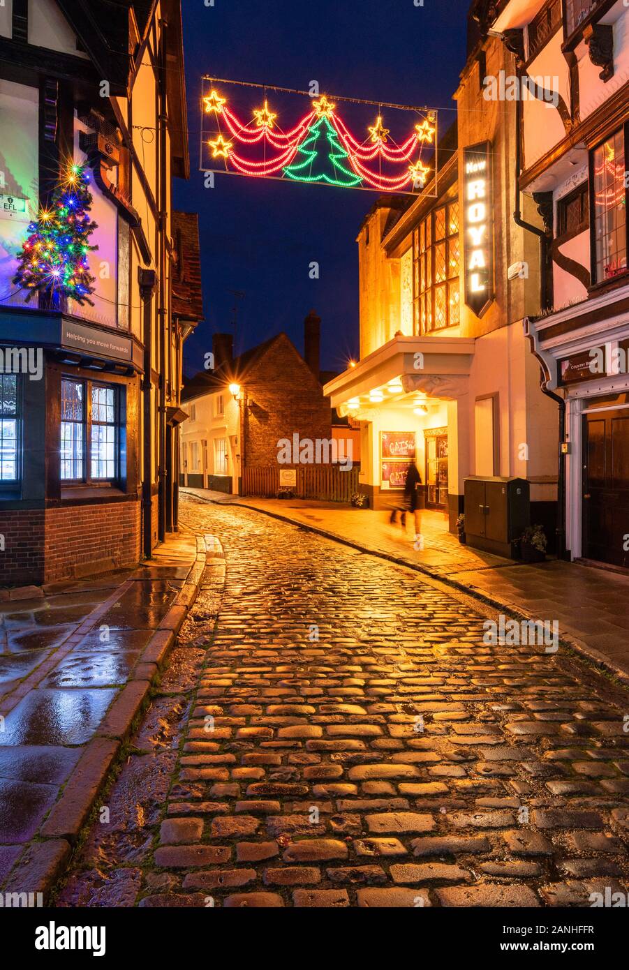 Strade acciottolate notturne nella storica città di Faversham, Kent. Natale 2019 Foto Stock