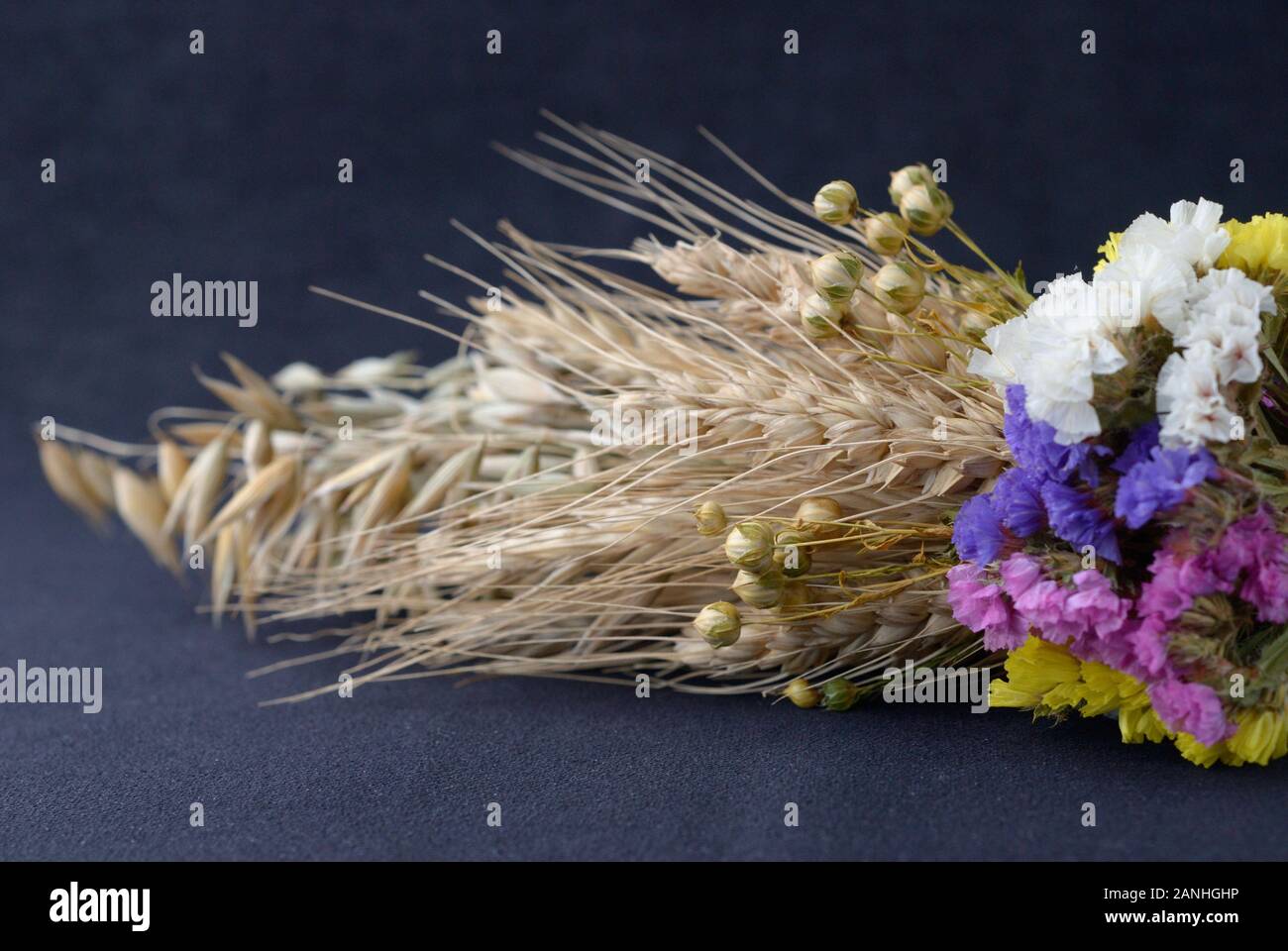 Bouquet di fiori secchi e spighe di grano. Profondità di campo Foto stock -  Alamy