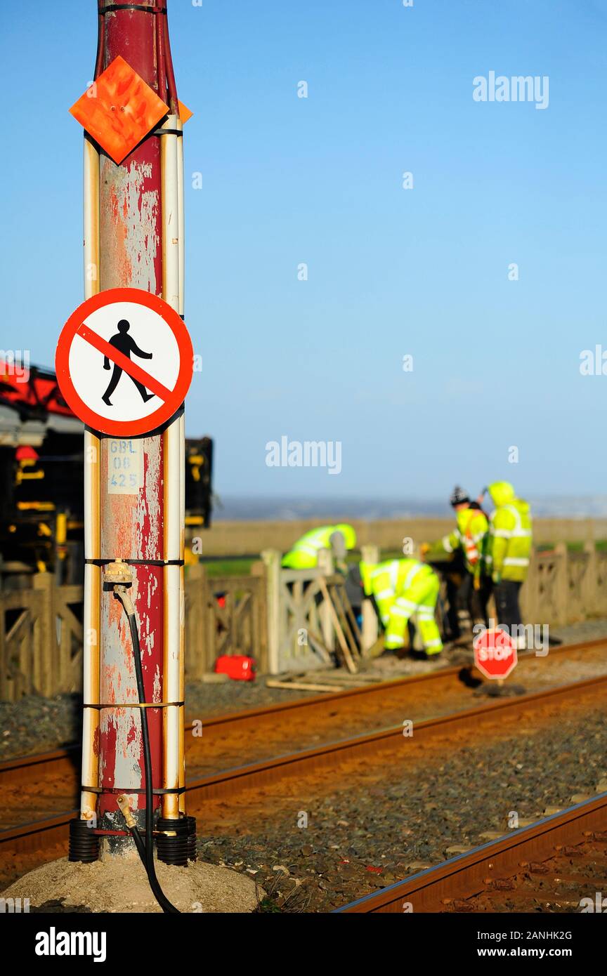 Pista di lavoro riparando il tram via barriere di sicurezza Foto Stock