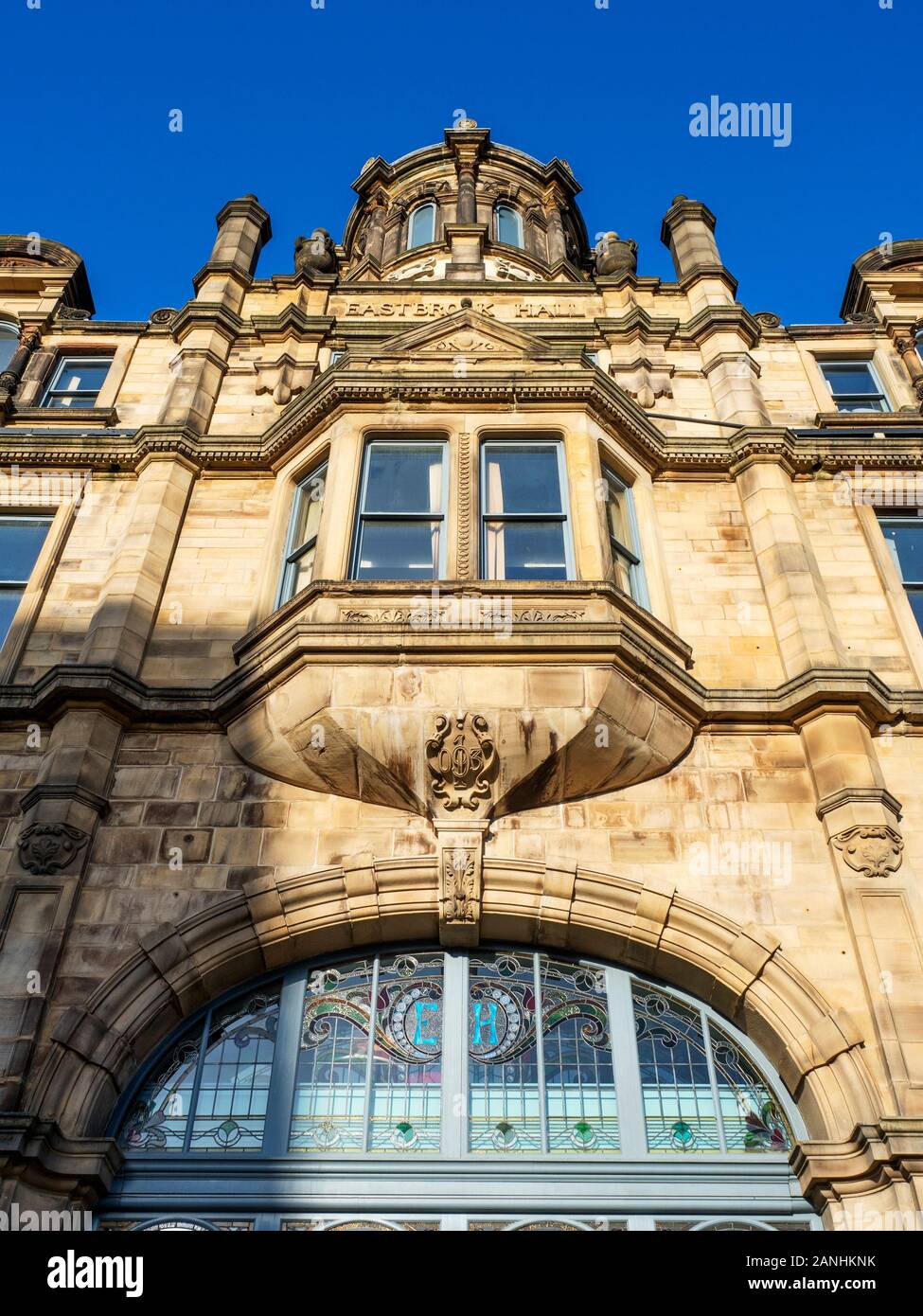 Oriel baia finestra sopra la porta di ingresso alla Sala Eastbrook Leeds Bradford Road West Yorkshire Inghilterra Foto Stock