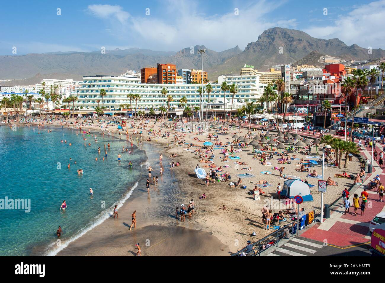 Isola Canarie TENERIFE, Spagna - 26 Dic, 2019: i turisti sono rilassanti su playa la pinta Puerto Colon. Una spiaggia molto popolare nei pressi della città di San Eugenio. Foto Stock