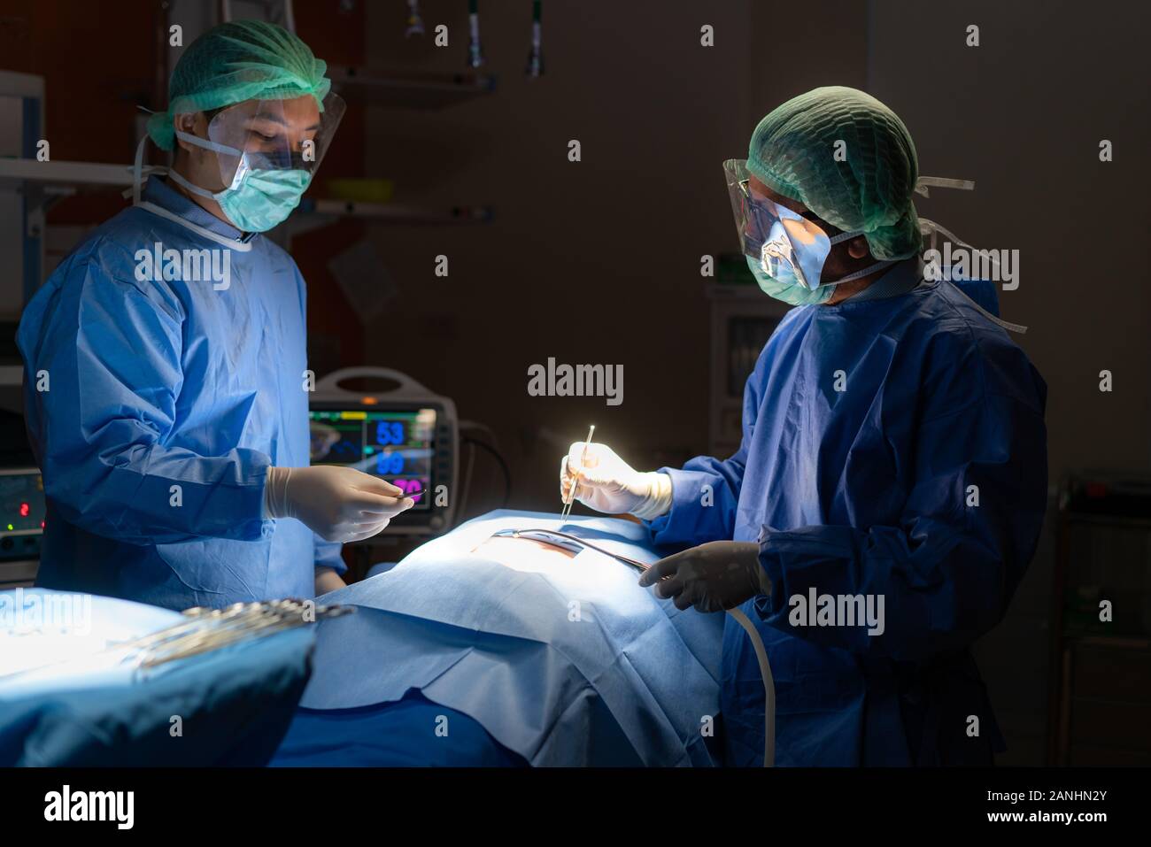 Medico équipe chirurgica in sala operatoria degli addominali taglio cesareo durante il parto al paziente infermiere ospedale di emergenza. Foto Stock