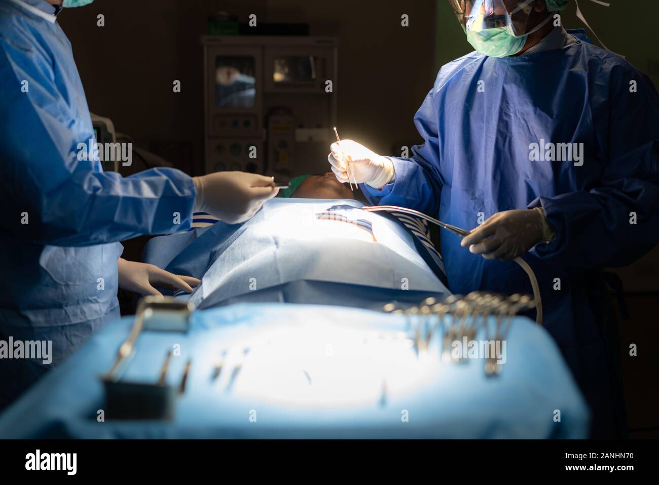 Medico équipe chirurgica in sala operatoria degli addominali taglio cesareo durante il parto al paziente infermiere ospedale di emergenza. Foto Stock