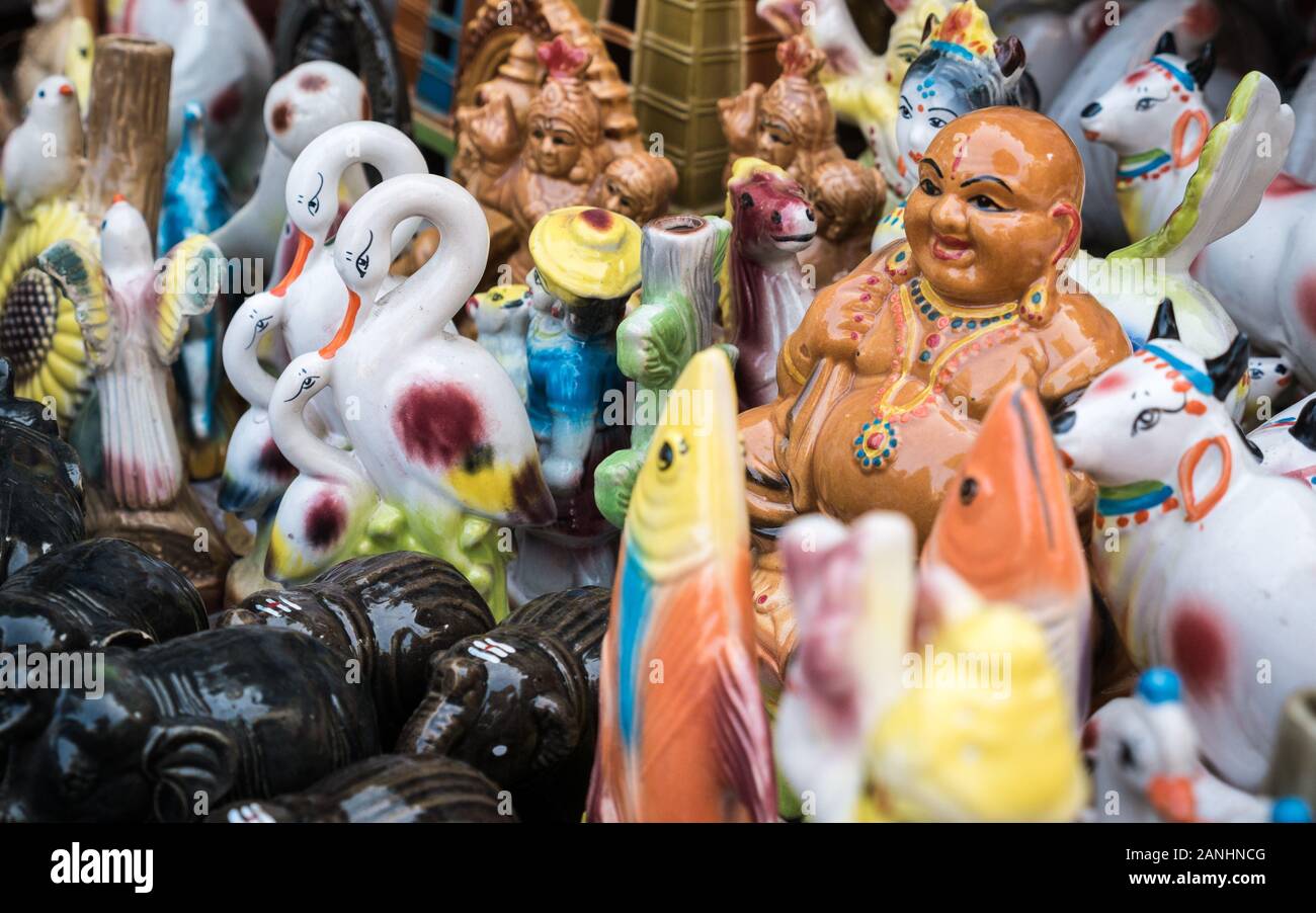 Full frame, chiudere dettaglio del prodotto di massa regalini turistici su un mercato indiano in stallo. Foto Stock