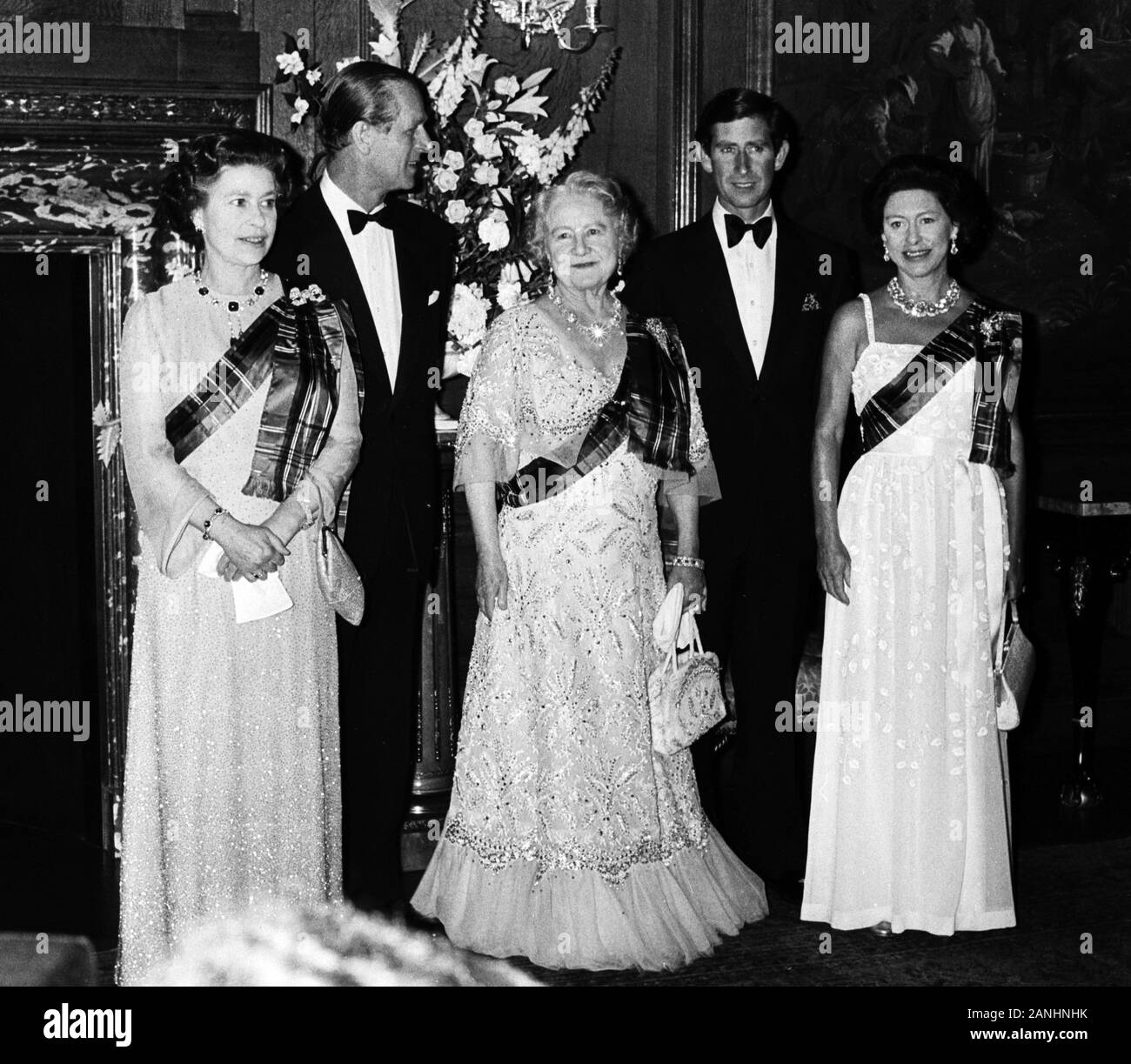 (L-R) Queen Elizabeth II, il Principe Filippo, il Duca di Edimburgo, la Regina madre, il principe Carlo e la principessa Margaret presso il Palazzo di Holyrood a Edimburgo durante la loro visita in Scozia. Foto Stock