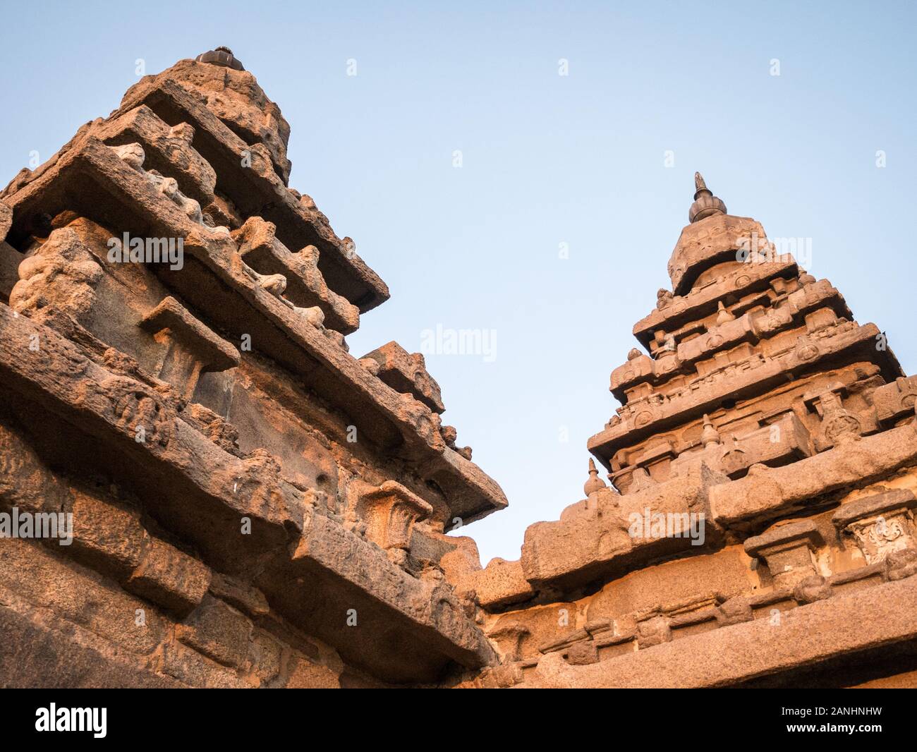 Il Tempio Shore, parte del più grande storico Mahabalipuram sito Patrimonio Mondiale dell'UNESCO, sulla costa orientale dell'India, a sud di Chennai, nello Stato del Tamil Nadu. Foto Stock