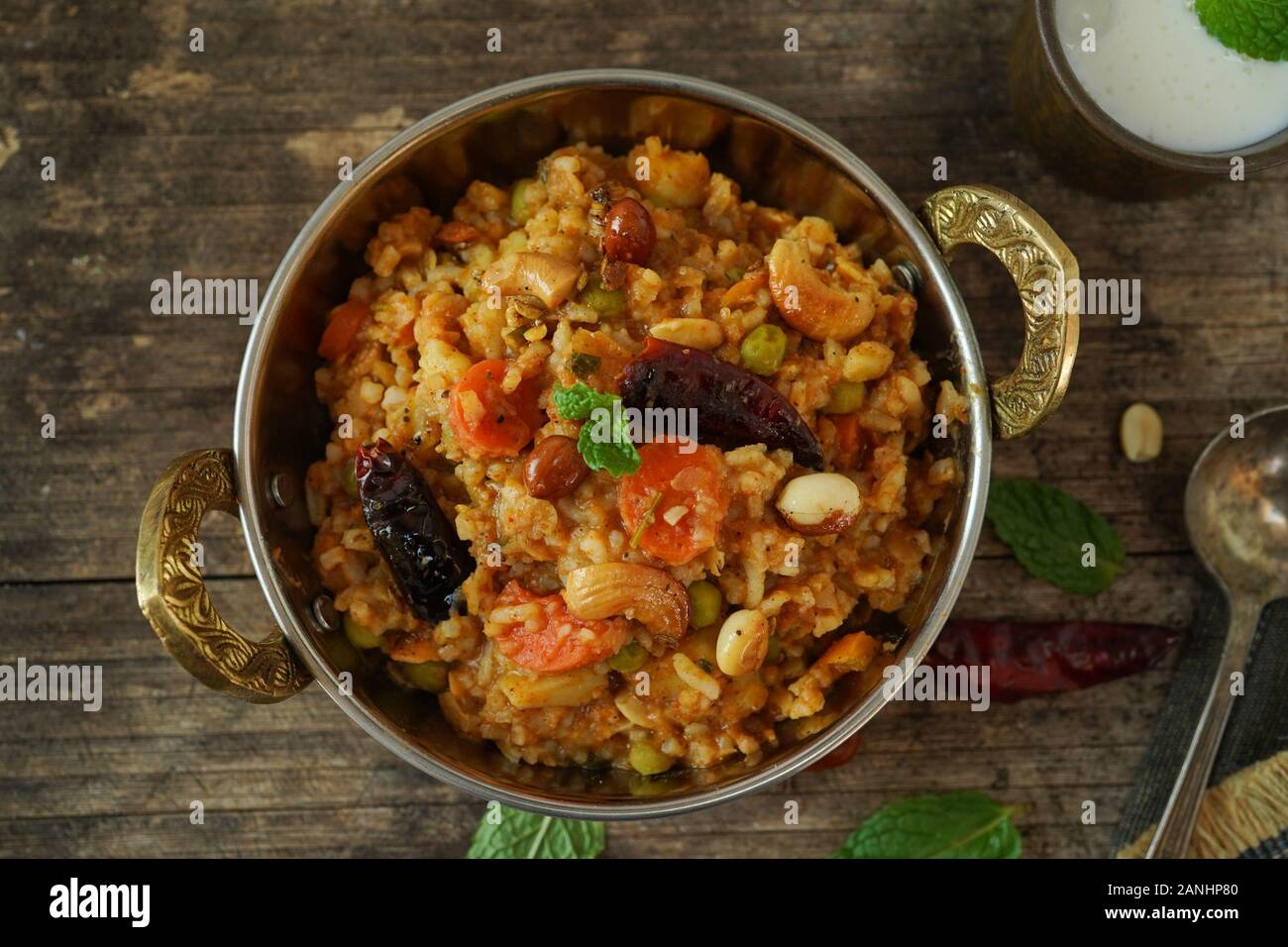 Bisi bele bagno / Sambar riso- Sud riso indiano piatto di lenticchie Foto Stock