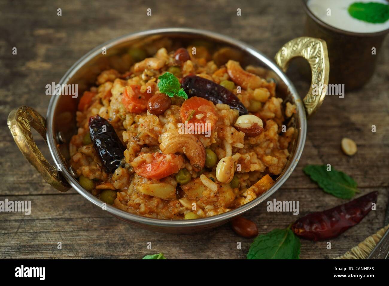 Bisi bele bagno / Sambar riso- Sud riso indiano piatto di lenticchie Foto Stock