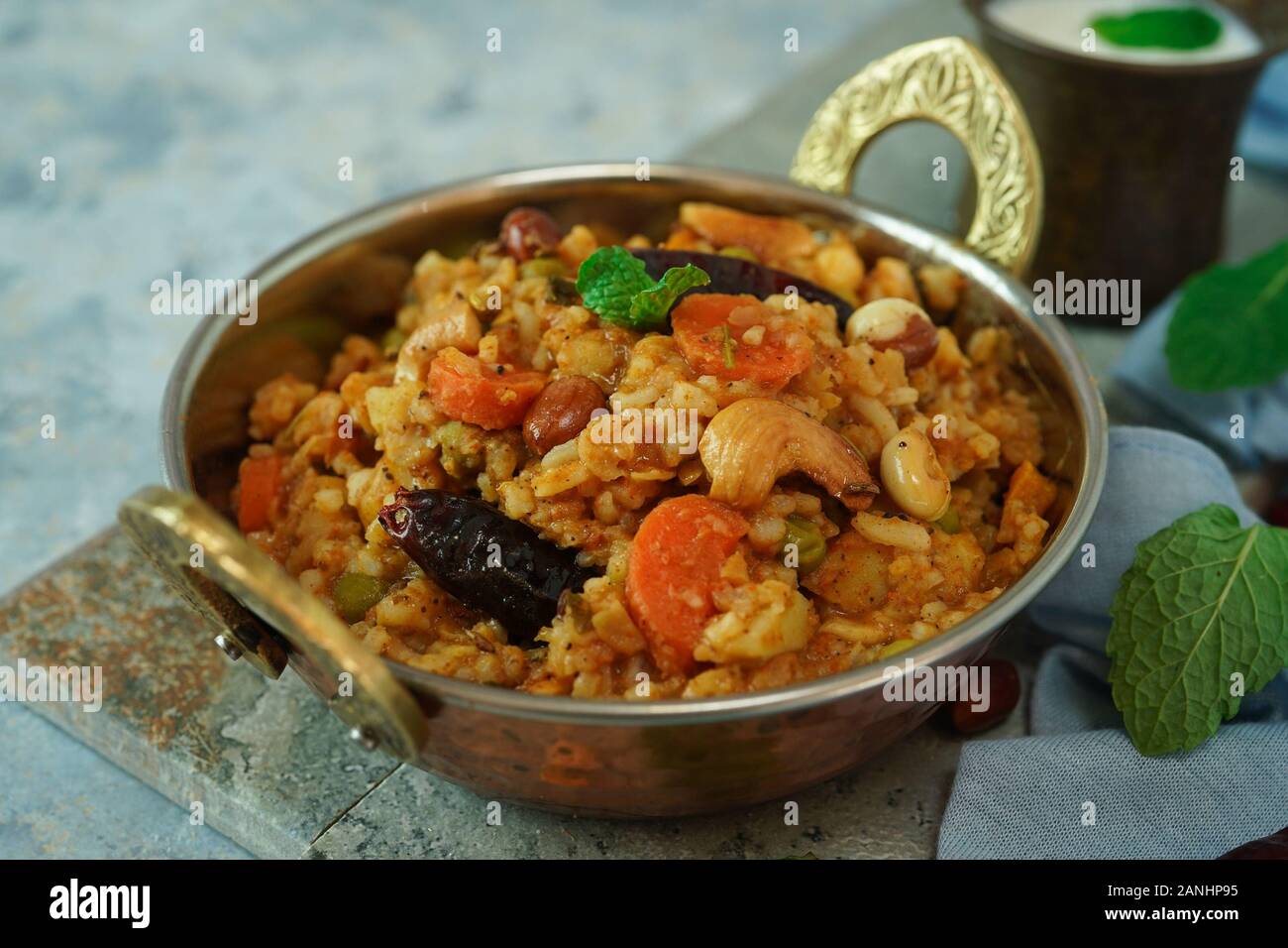 Bisi bele bagno / Sambar riso- Sud riso indiano piatto di lenticchie Foto Stock
