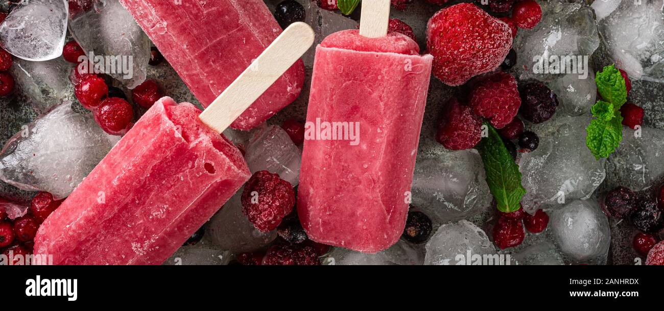 In casa berry popsicles Foto Stock