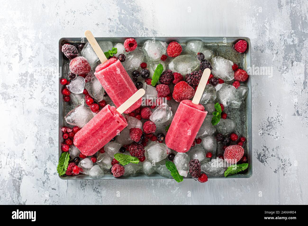 In casa berry popsicles Foto Stock
