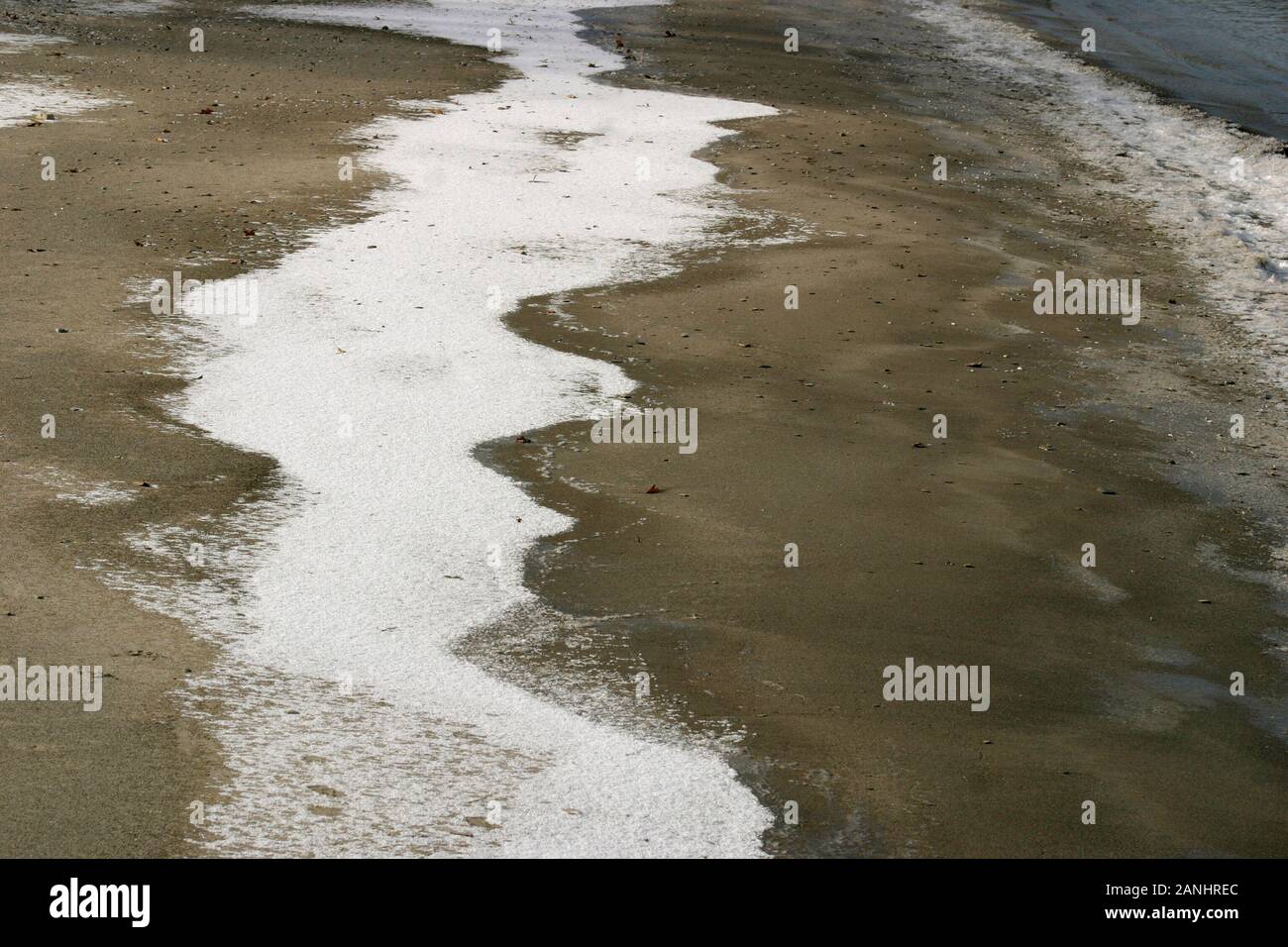 Schiuma Ocean sulla riva dell'Oceano Atlantico Foto Stock