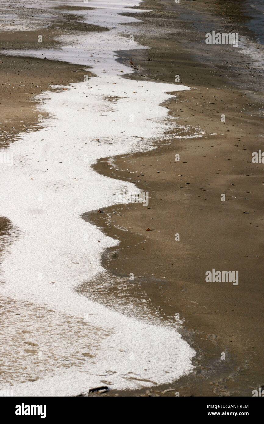 Schiuma Ocean sulla riva dell'Oceano Atlantico Foto Stock