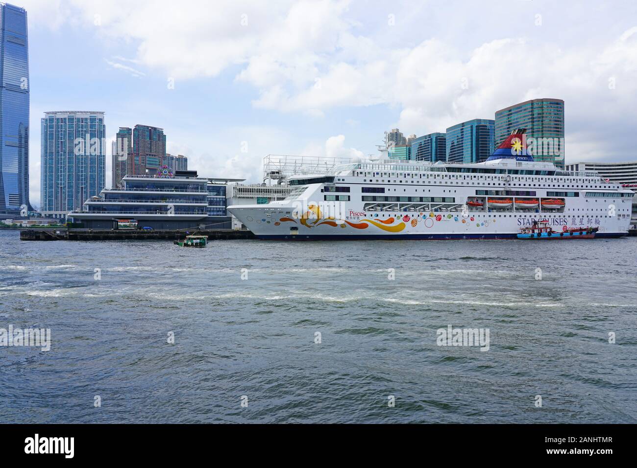 HONG KONG -29 Giu 2019- vista di una Star Cruises Genting nave traghetto nel porto di Victoria in Hong Kong tra Hong Kong e Kowloon. Foto Stock