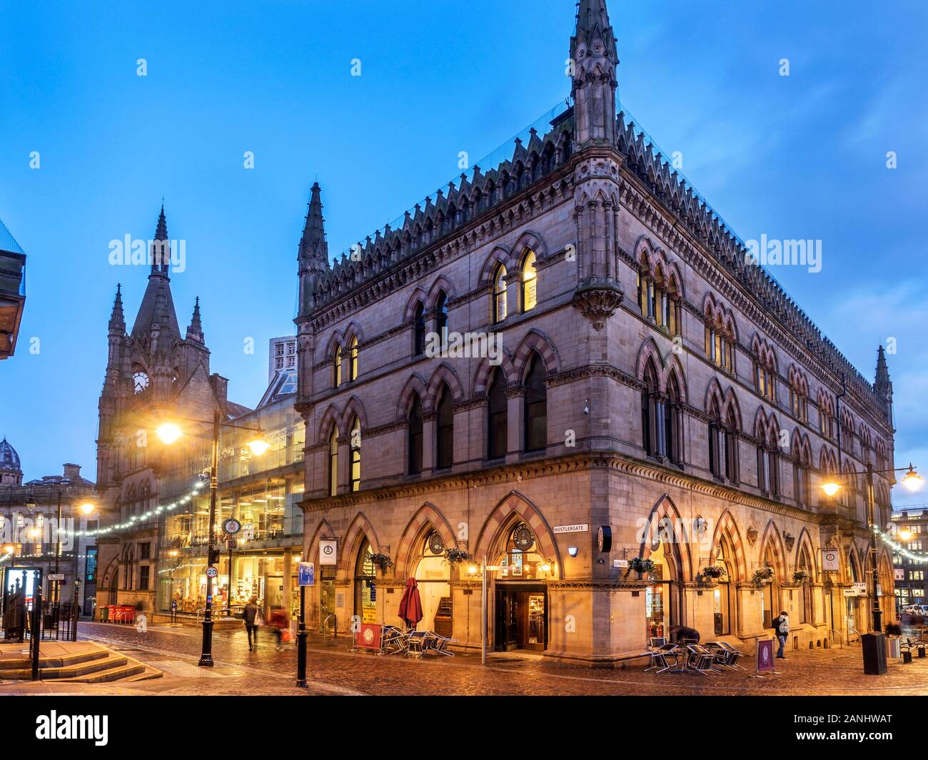 Il Victorian Wool Exchange edificio al crepuscolo Bradford West Yorkshire Inghilterra Foto Stock