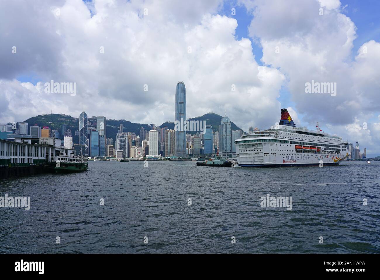 HONG KONG -29 Giu 2019- vista di una Star Cruises Genting nave traghetto nel porto di Victoria in Hong Kong tra Hong Kong e Kowloon. Foto Stock