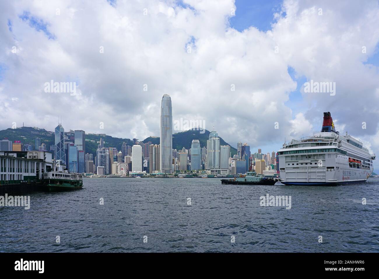HONG KONG -29 Giu 2019- vista di una Star Cruises Genting nave traghetto nel porto di Victoria in Hong Kong tra Hong Kong e Kowloon. Foto Stock