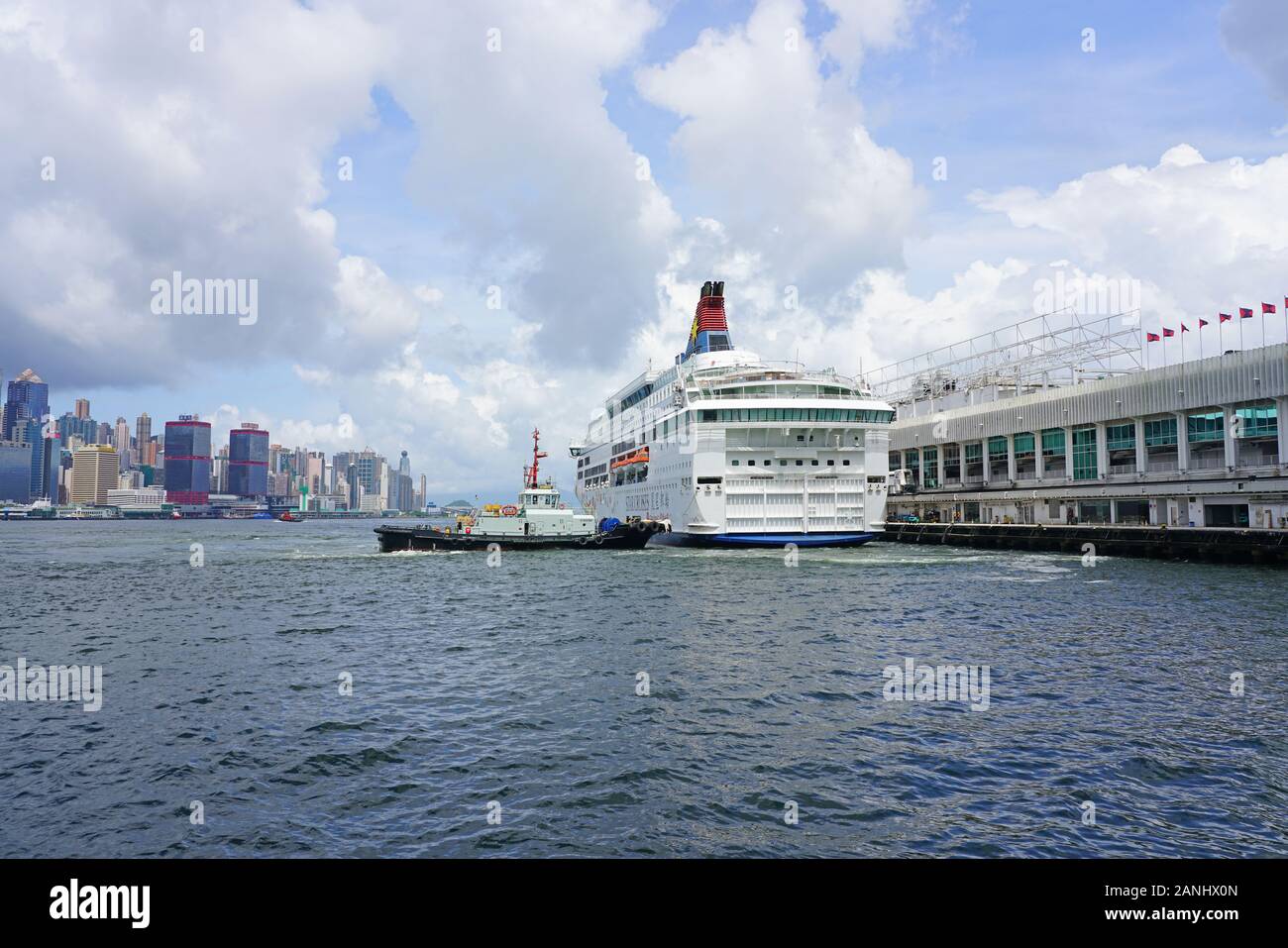 HONG KONG -29 Giu 2019- vista di una Star Cruises Genting nave traghetto nel porto di Victoria in Hong Kong tra Hong Kong e Kowloon. Foto Stock