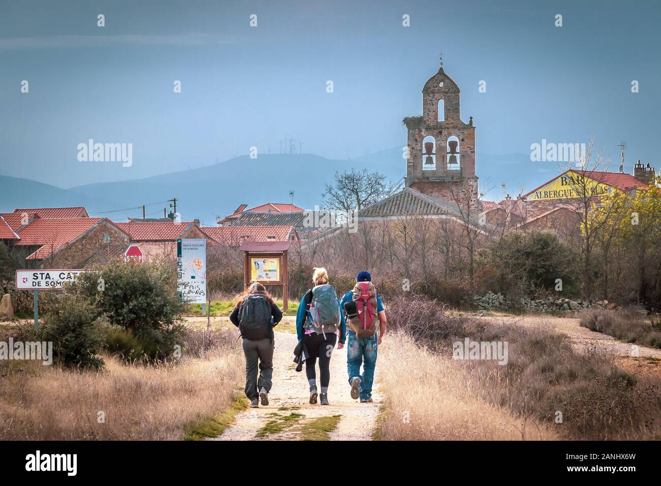 Tre pellegrini che camminano in Santa Catalina sul cammino di san Giacomo (Camino de Santiago) Foto Stock