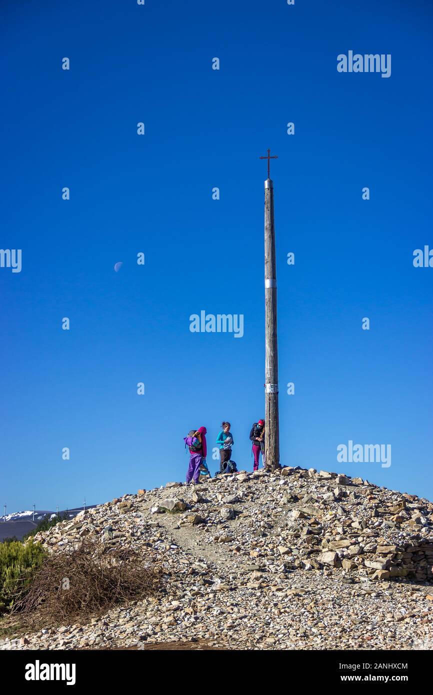 Tre escursionisti pellegrino in piedi presso la croce di ferro - il punto  più alto vertice della montagna lungo il cammino di san Giacomo - Camino de  Santiago Foto stock - Alamy