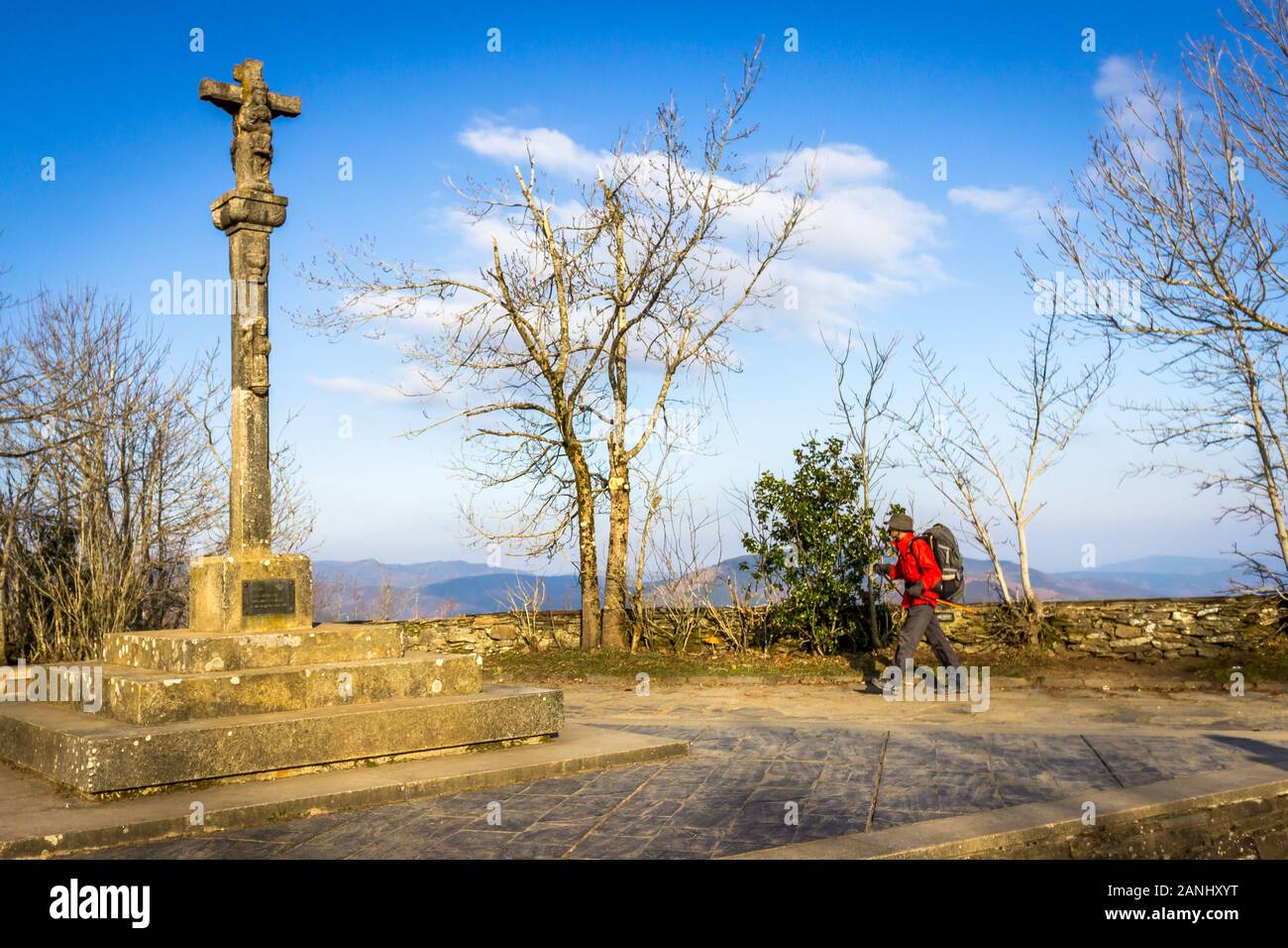 Pellegrino di escursioni presso il vertice di montagna a O Cebreiro, lungo il cammino di san Giacomo (Camino de Santiago) Foto Stock