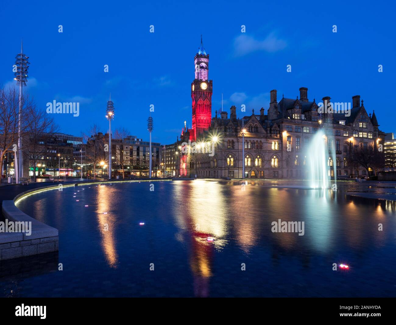 Bradford City Hall e lo specchio piscina nel parco della città al crepuscolo Bradford West Yorkshire Inghilterra Foto Stock