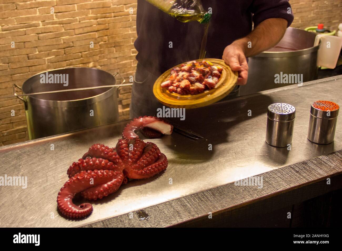 Stile galiziano bollito di Squid Octopus essendo preparato in uno dei ristoranti tradizionali in Melide, Spagna Foto Stock