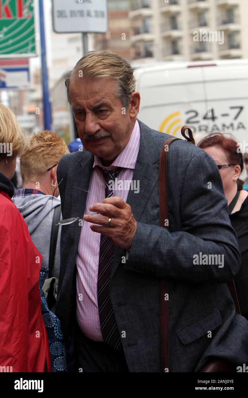 La sua non è difficile scorgere il volto familiare di Giovanni Challis nella folla miscelata con il villeggiante sempre sempre riconosciuto e facendo pics per i fan della serie di benidorm 10 (immagine di credito©Jack Ludlam) Foto Stock