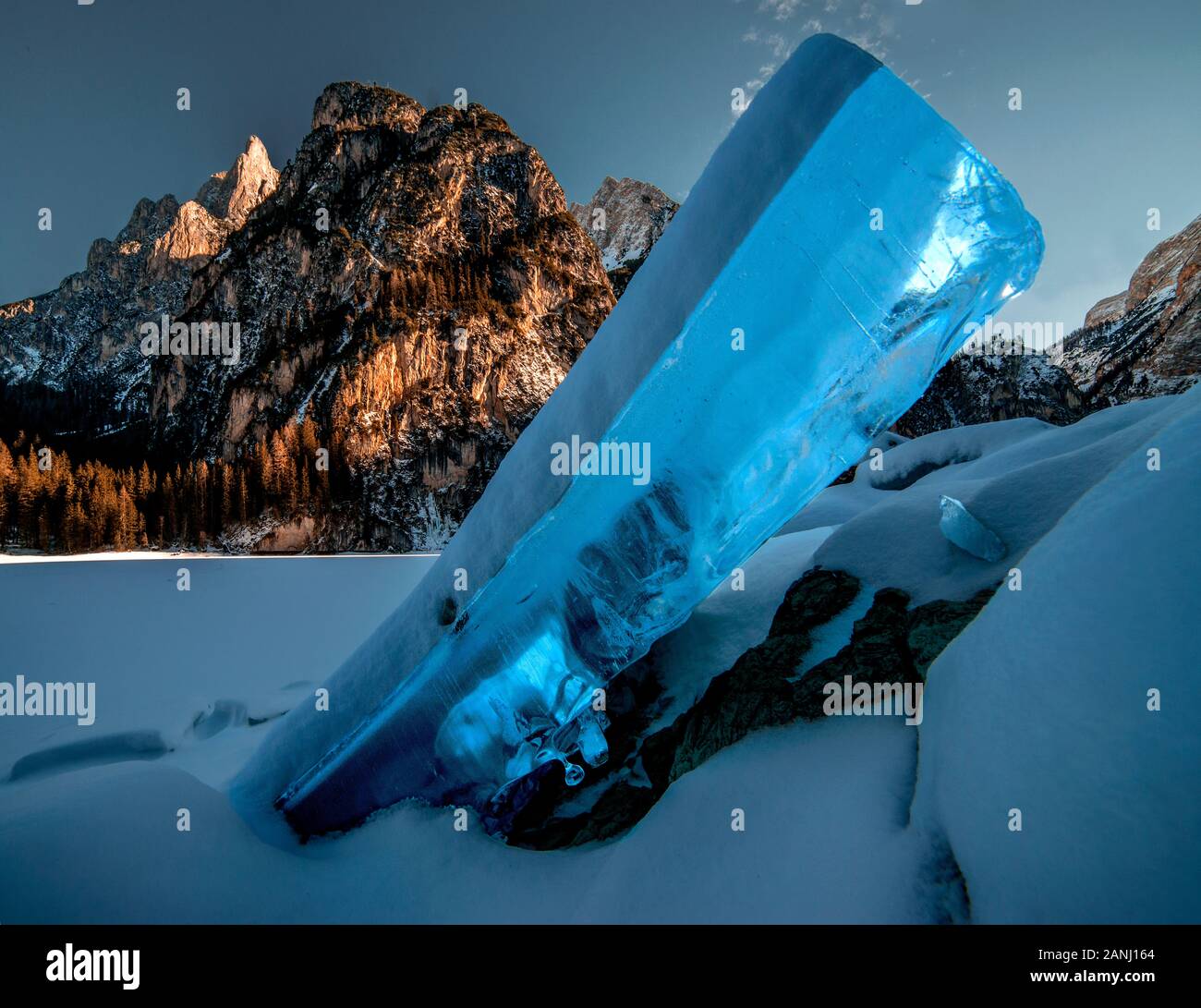 Lago di Braies, Dolomiti, lago ghiacciato con ghiaccio lucido Foto Stock