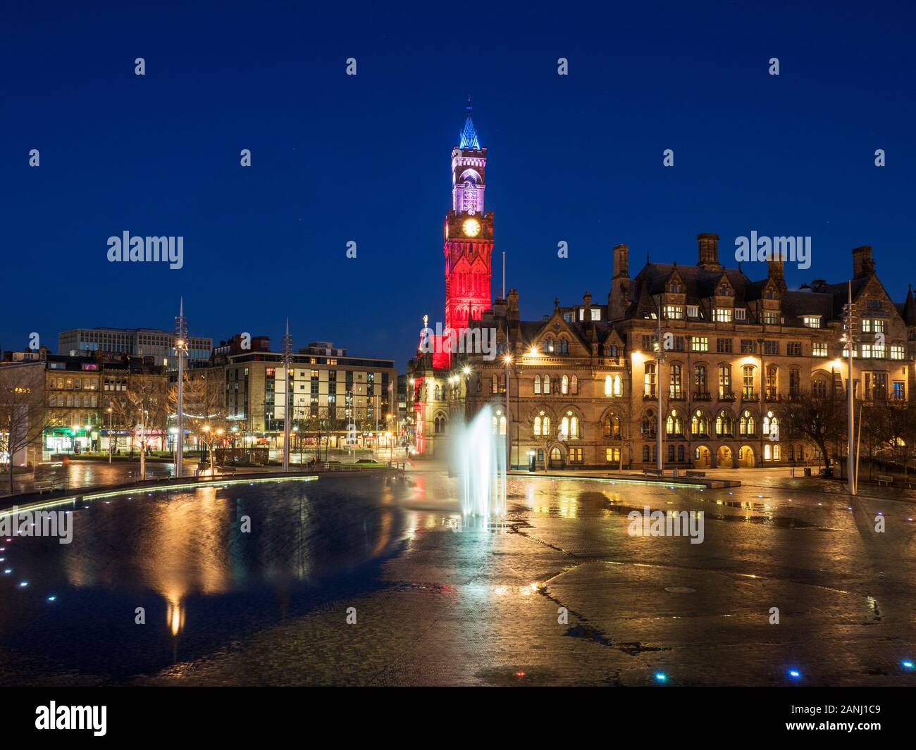 Bradford City Hall e lo specchio piscina nel parco della città al crepuscolo Bradford West Yorkshire Inghilterra Foto Stock