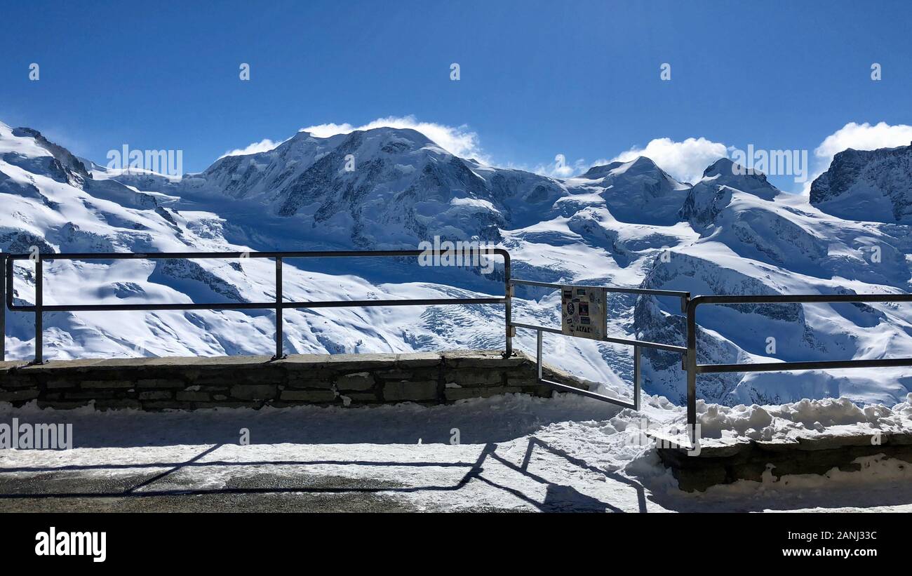 Panorama Zermatt monte rosa ghiacciaio theodul Vista Montagna neve invernale paesaggio delle Alpi Svizzere nuvole punto di vista Foto Stock
