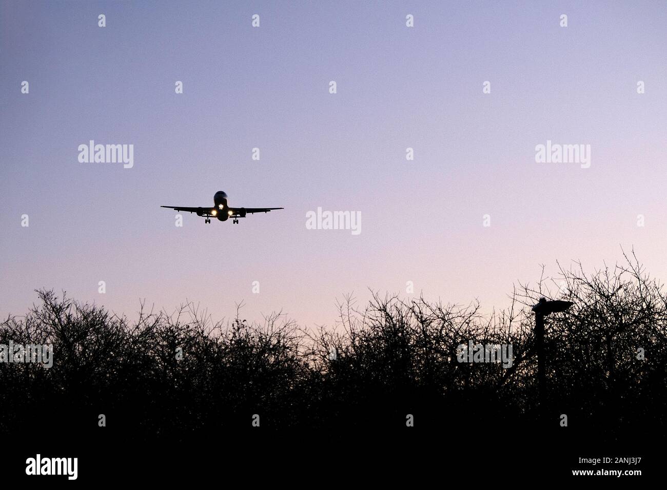 Un aereo a bassa quota si è avvicinato all'aeroporto di Heathrow, Londra, LHR, al mattino da una direzione est. L'aereo ha il suo dispositivo di atterraggio giù. Foto Stock