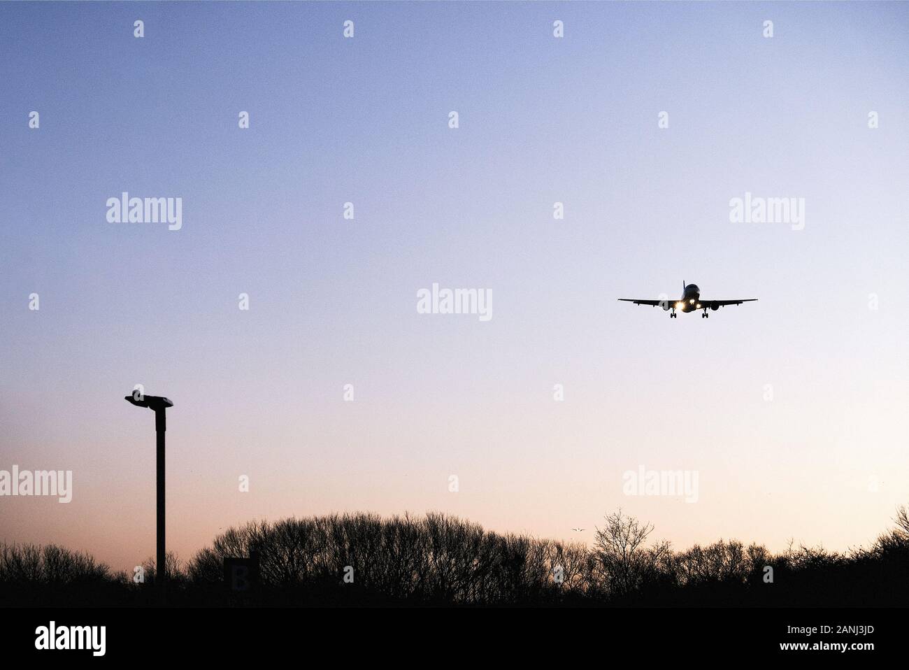 Un aereo a bassa quota si è avvicinato all'aeroporto di Heathrow, Londra, LHR, al mattino da una direzione est. L'aereo ha il suo dispositivo di atterraggio giù. Foto Stock