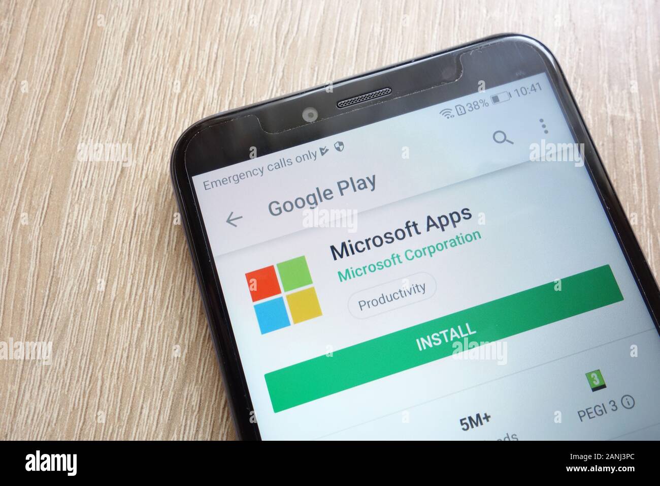 Le applicazioni Microsoft sul sito Web di Google Play Store vengono visualizzate sullo smartphone Huawei Y6 2018 Foto Stock