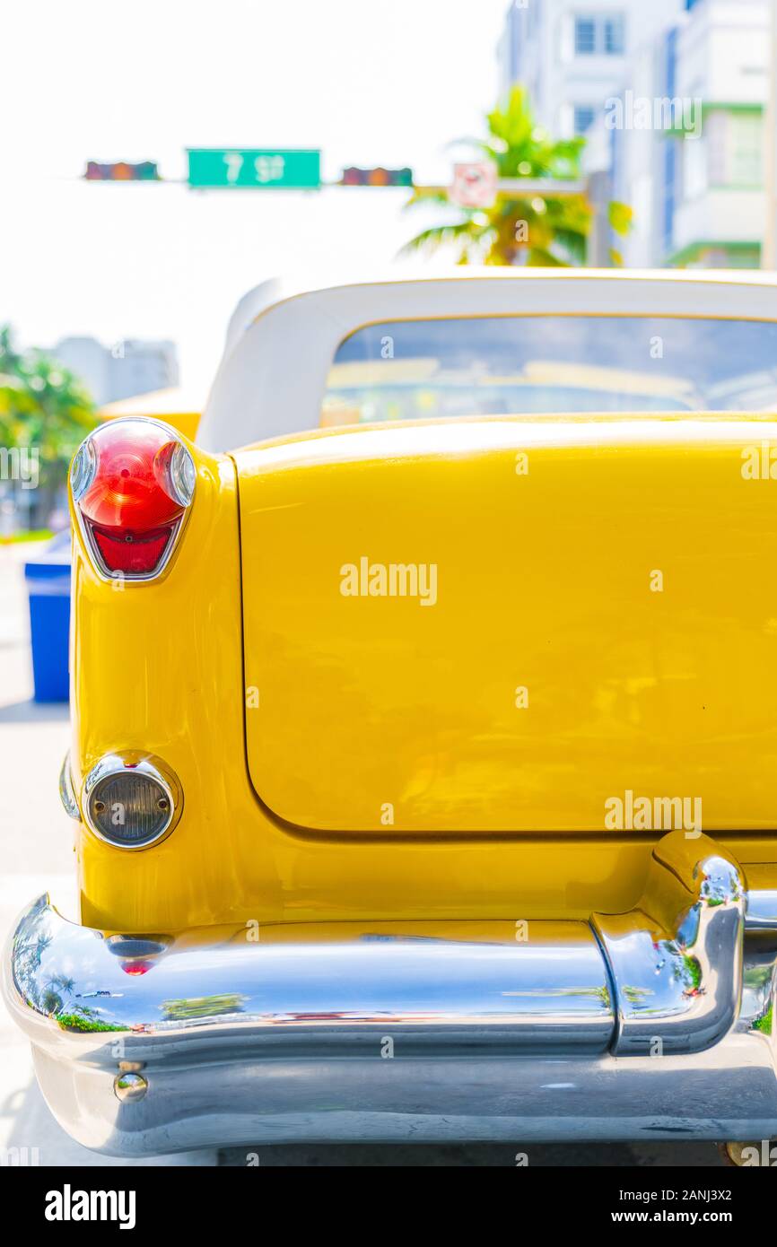 La Luce Di Coda Di Una Classica Auto Americana Gialla A South Beach, Miami, Florida. Foto Stock