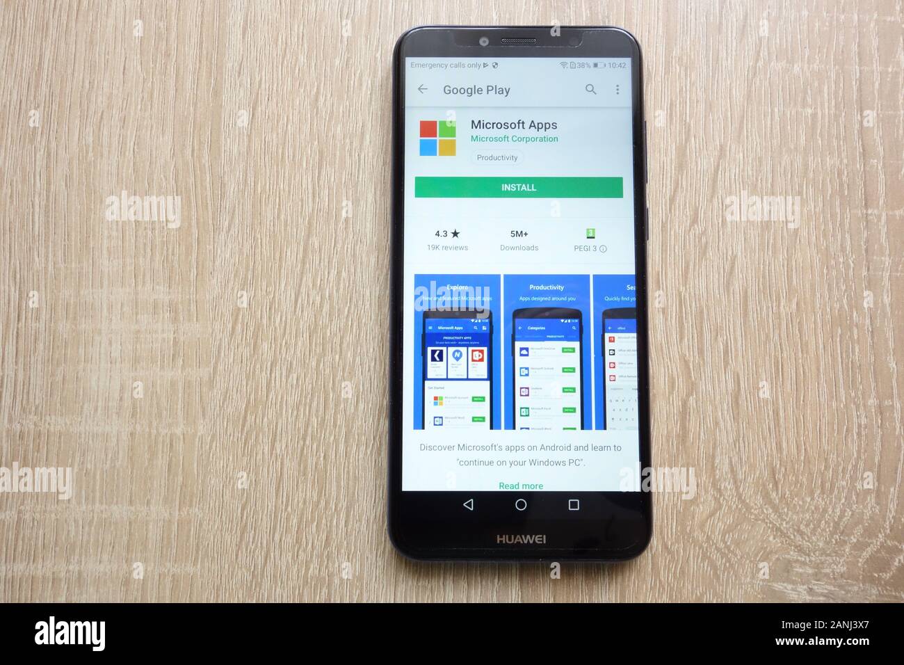 Le applicazioni Microsoft sul sito Web di Google Play Store vengono visualizzate sullo smartphone Huawei Y6 2018 Foto Stock