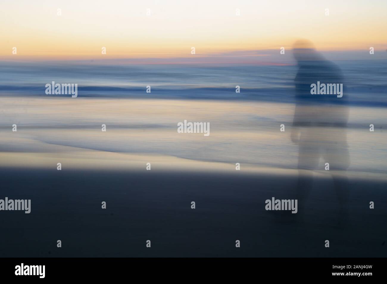 Sfocatura intenzionale del mare al tramonto Foto Stock