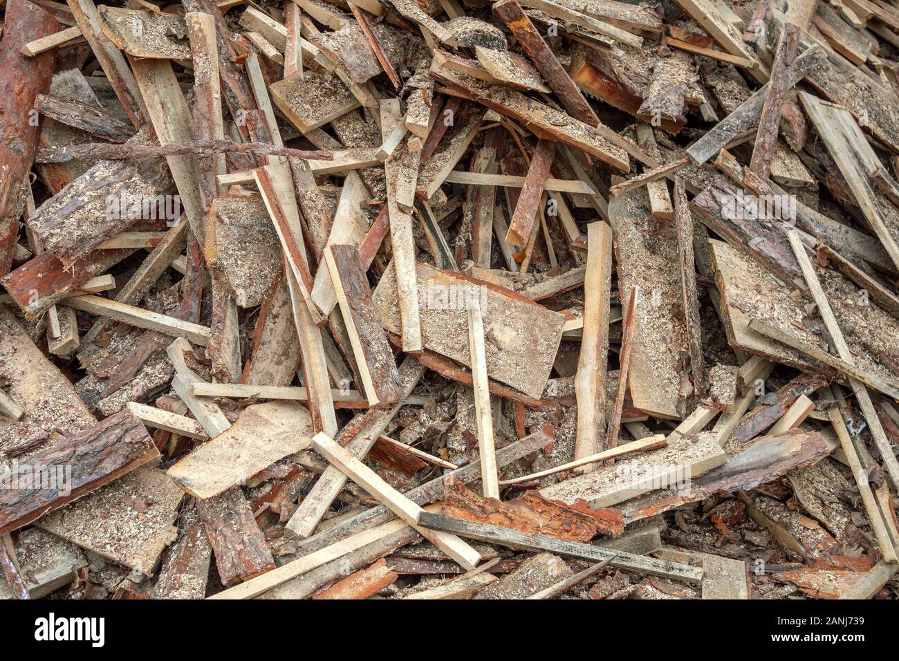 Gran mucchio di naturale di tavole di legno di dimensioni diverse si trova all'esterno. Deposito di rifiuti con produzione di segheria. Abstract background dell'industria del legname. Cl Foto Stock