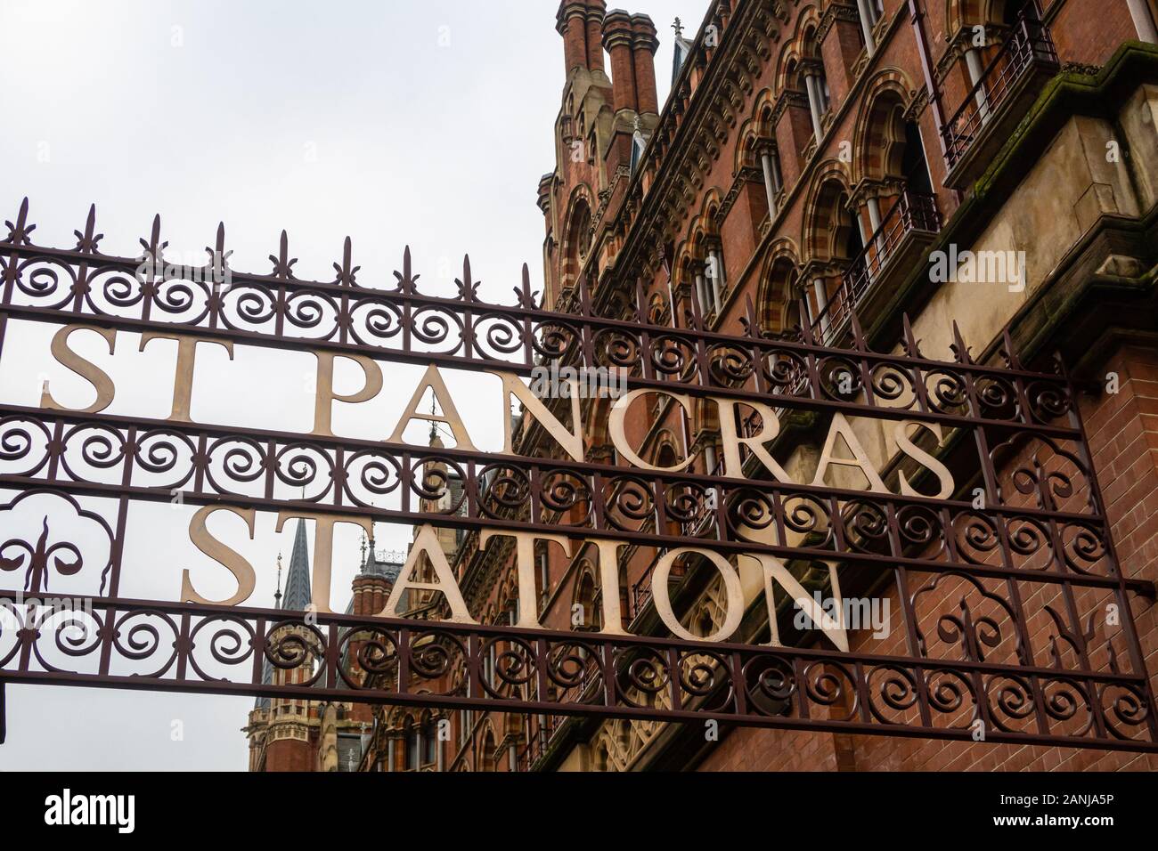 London, Regno Unito - 2 Gennaio 2020: Dalla stazione ferroviaria internazionale di St Pancras segno a Londra in Inghilterra Foto Stock